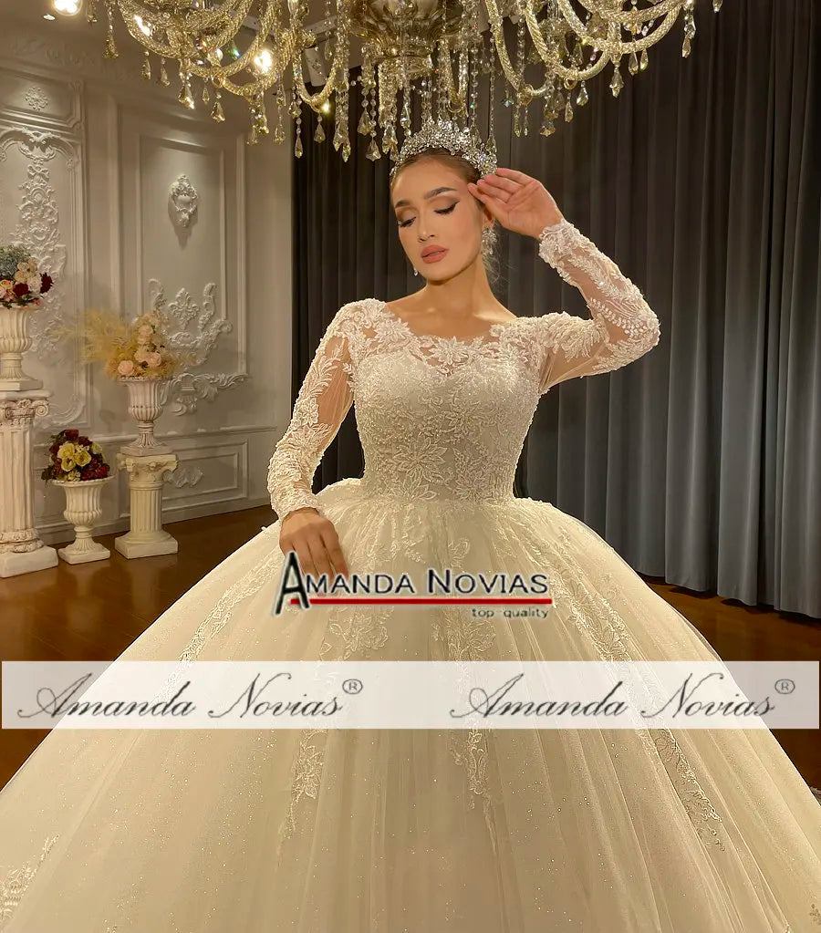 Robe de mariée en dentelle fleurie – CLEVI Paris