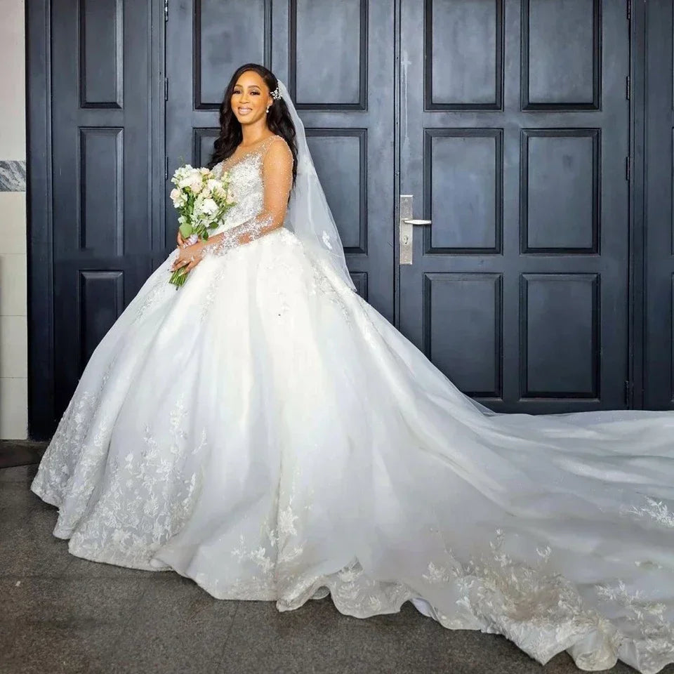 Robe de mariée col rond et perles – CLEVI Paris