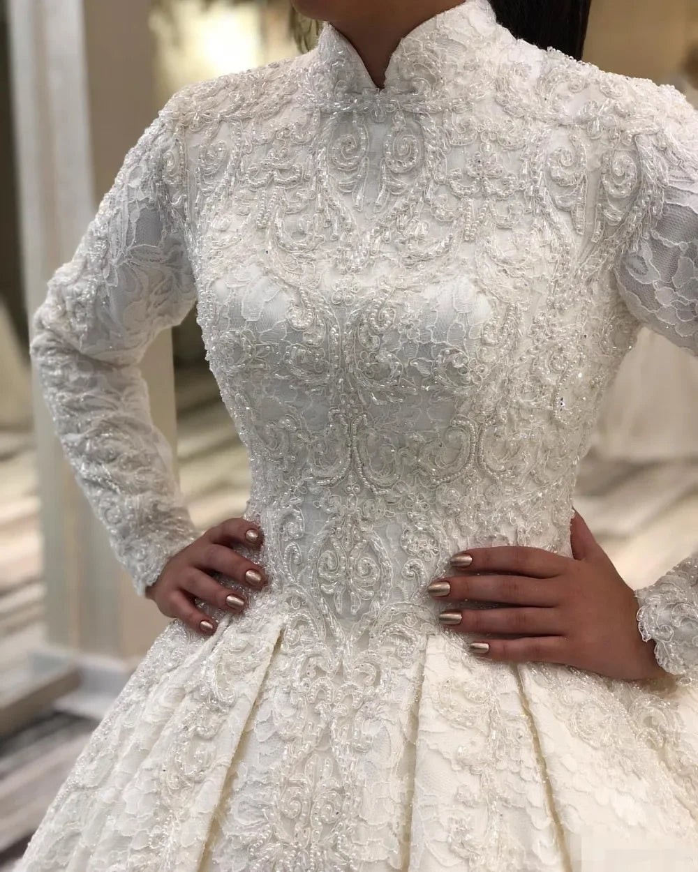 Robe de mariée en dentelle à col rond – CLEVI Paris