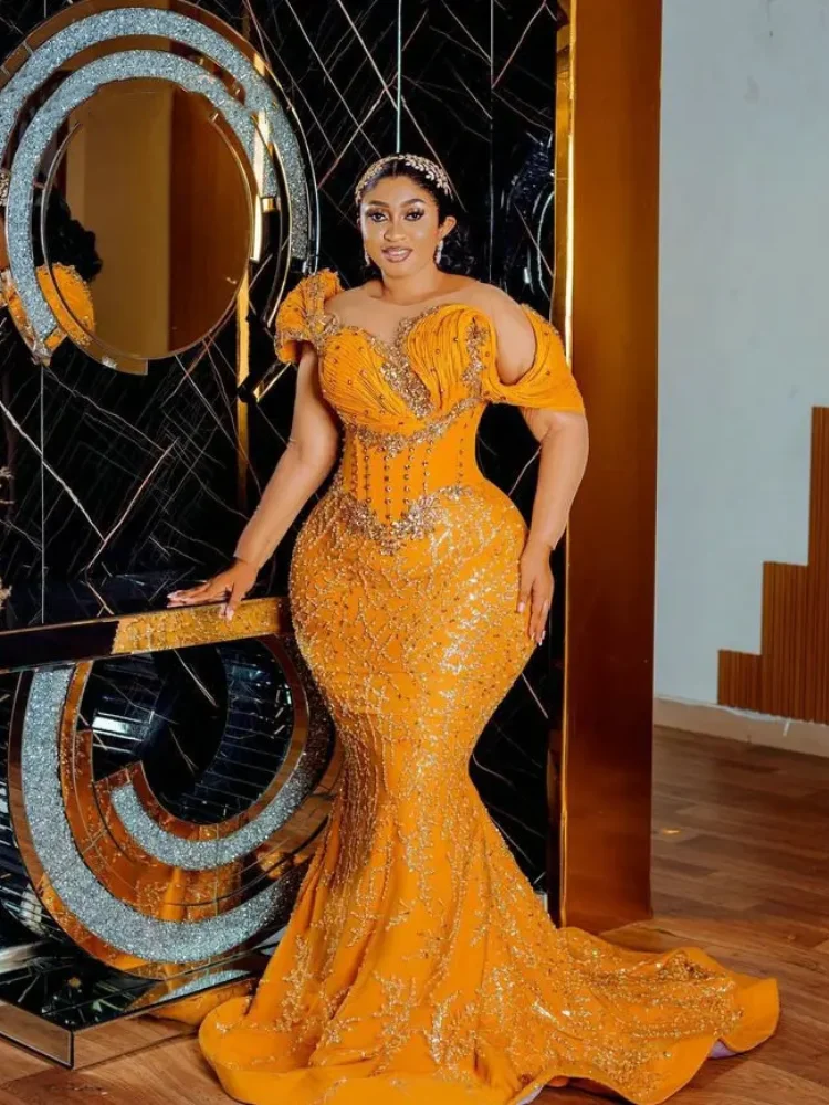 Robe sirène satinée dos nu à paillettes – CLEVI Paris