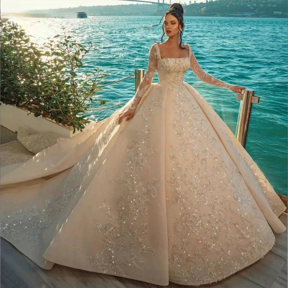 Robe de mariée en dentelle et perles, col carré – CLEVI Paris