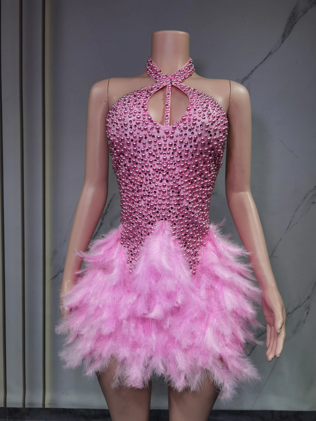 Robe de danse latine à plumes et col dos nu – CLEVI Paris