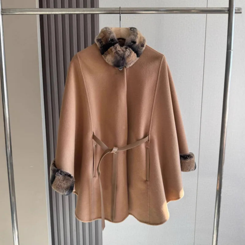 Manteau cape femme ceinturé, col effet fourrure – CLEVI Paris