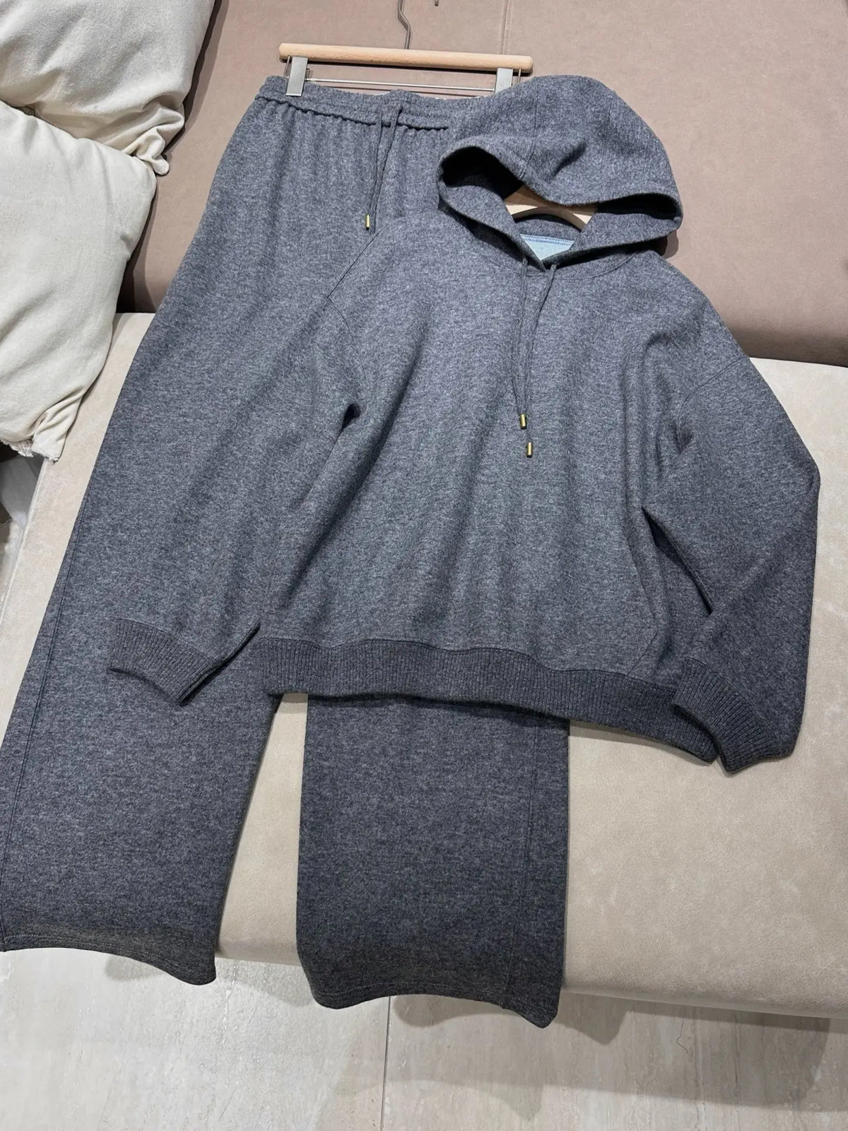 Ensemble femme en maille à capuche et pantalon – CLEVI Paris