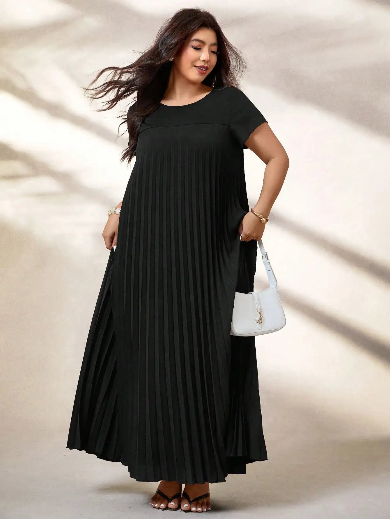 Robe Femme Grande Taille Noire Col Rond Plissée Loose Élégante – CLEVI Paris