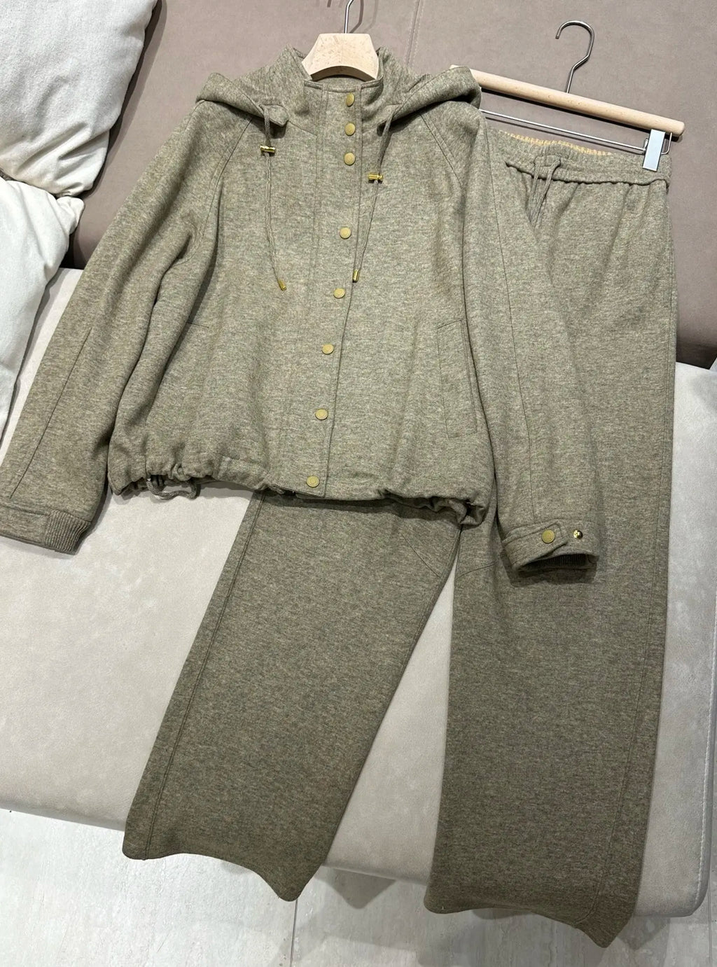 Ensemble femme veste à capuche et pantalon – CLEVI Paris