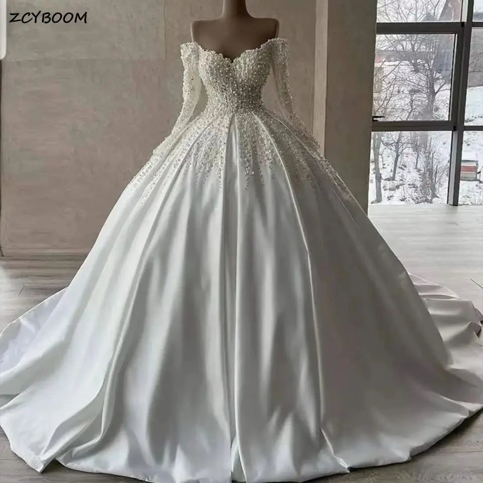 Robe de mariée princesse satinée à col V - CLEVI Paris