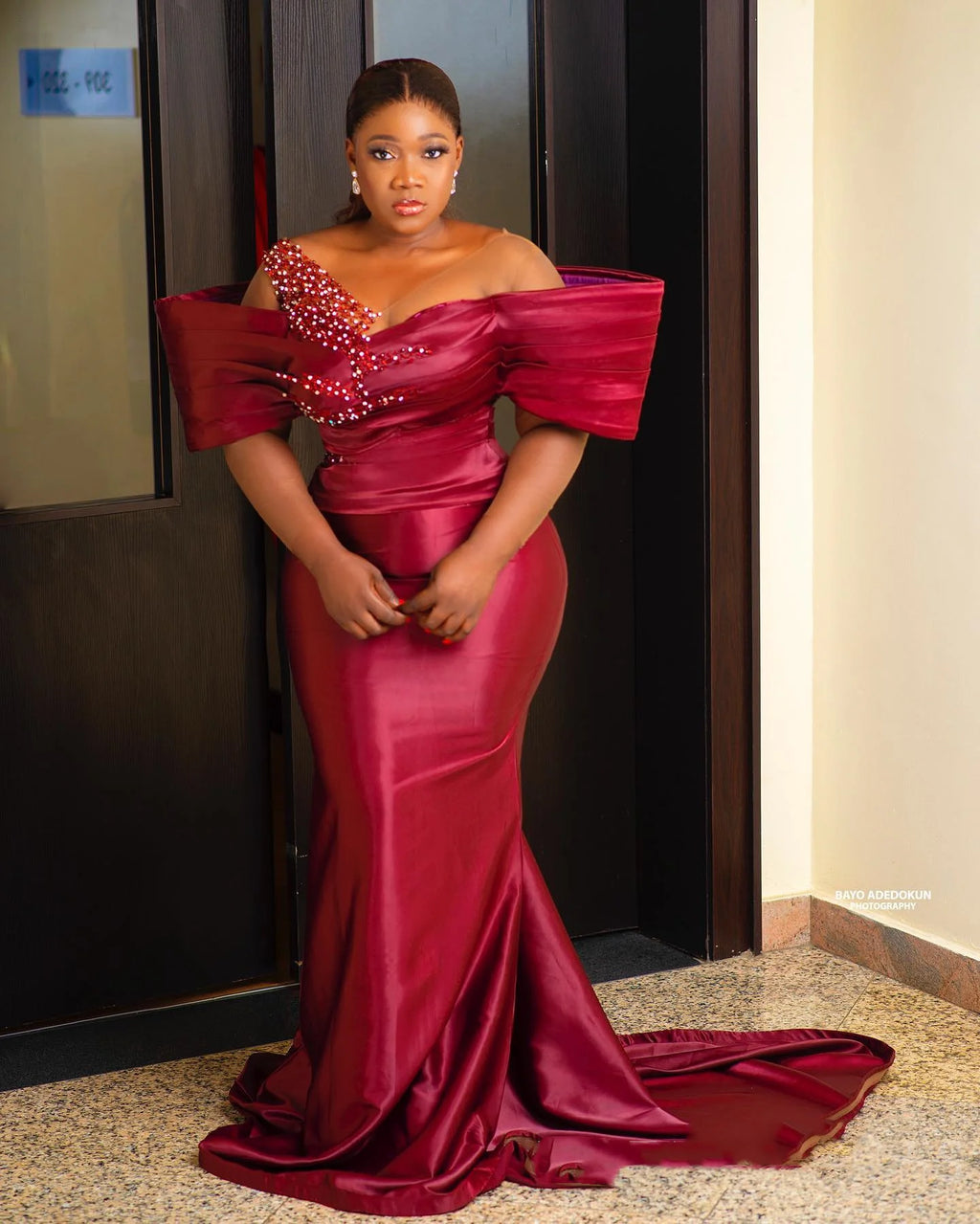 Robe de soirée sirène en satin perlé – CLEVI Paris