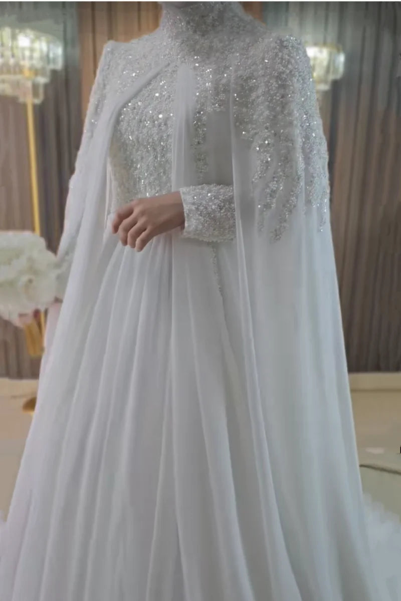 Robe de mariée en mousseline à col haut – CLEVI Paris