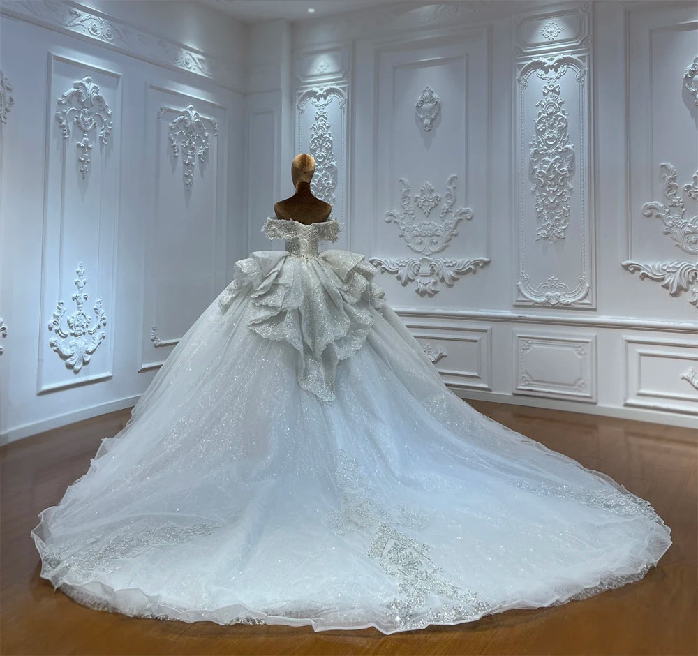 Robe de mariée fleurie à manches courtes – CLEVI Paris