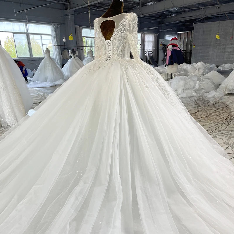 Robe de mariée en organza à col carré – CLEVI Paris