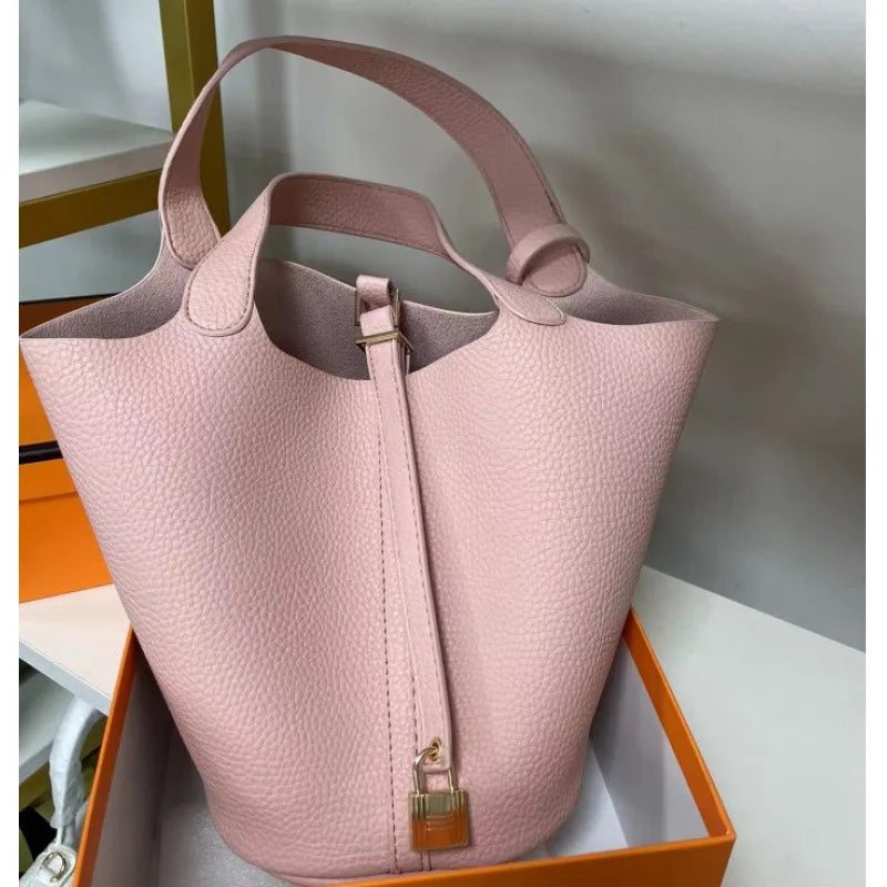 Sac Seau PU Grain Litchi Femme Fermeture Verrou Foulard Décor Cheval – CLEVI Paris