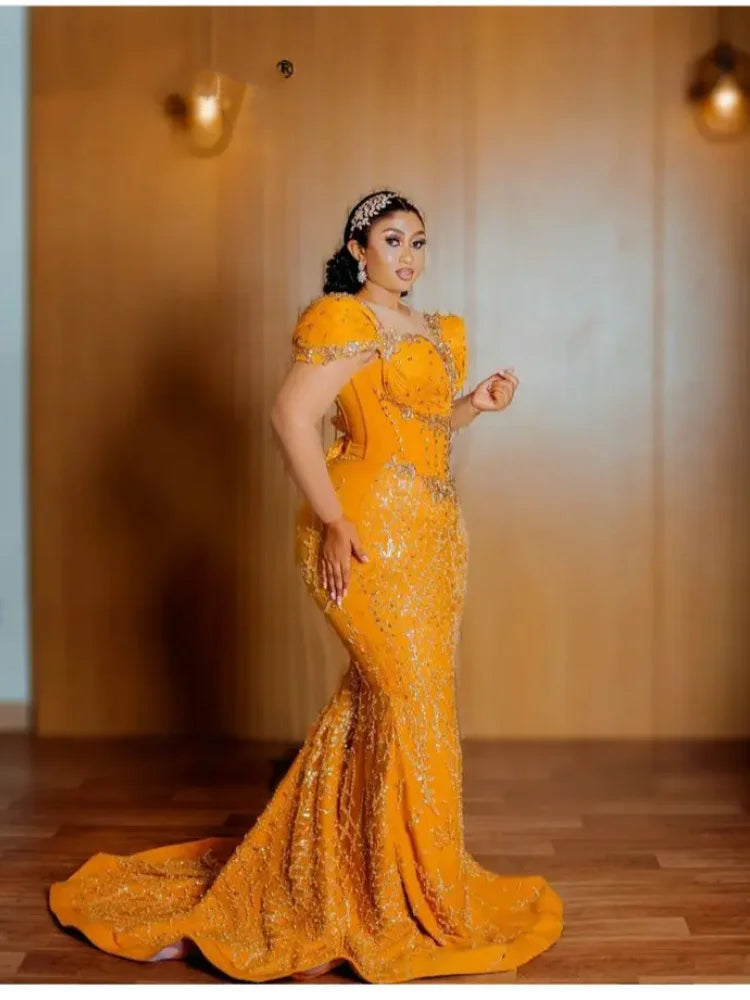 Robe sirène satinée dos nu à paillettes – CLEVI Paris