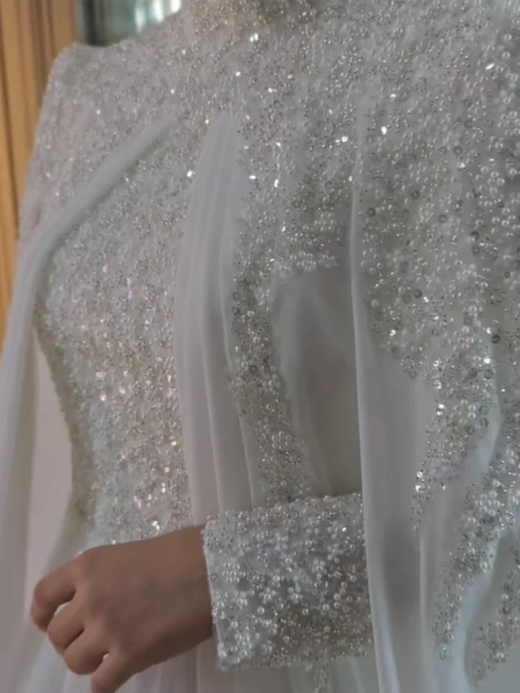 Robe de mariée en mousseline à col haut – CLEVI Paris