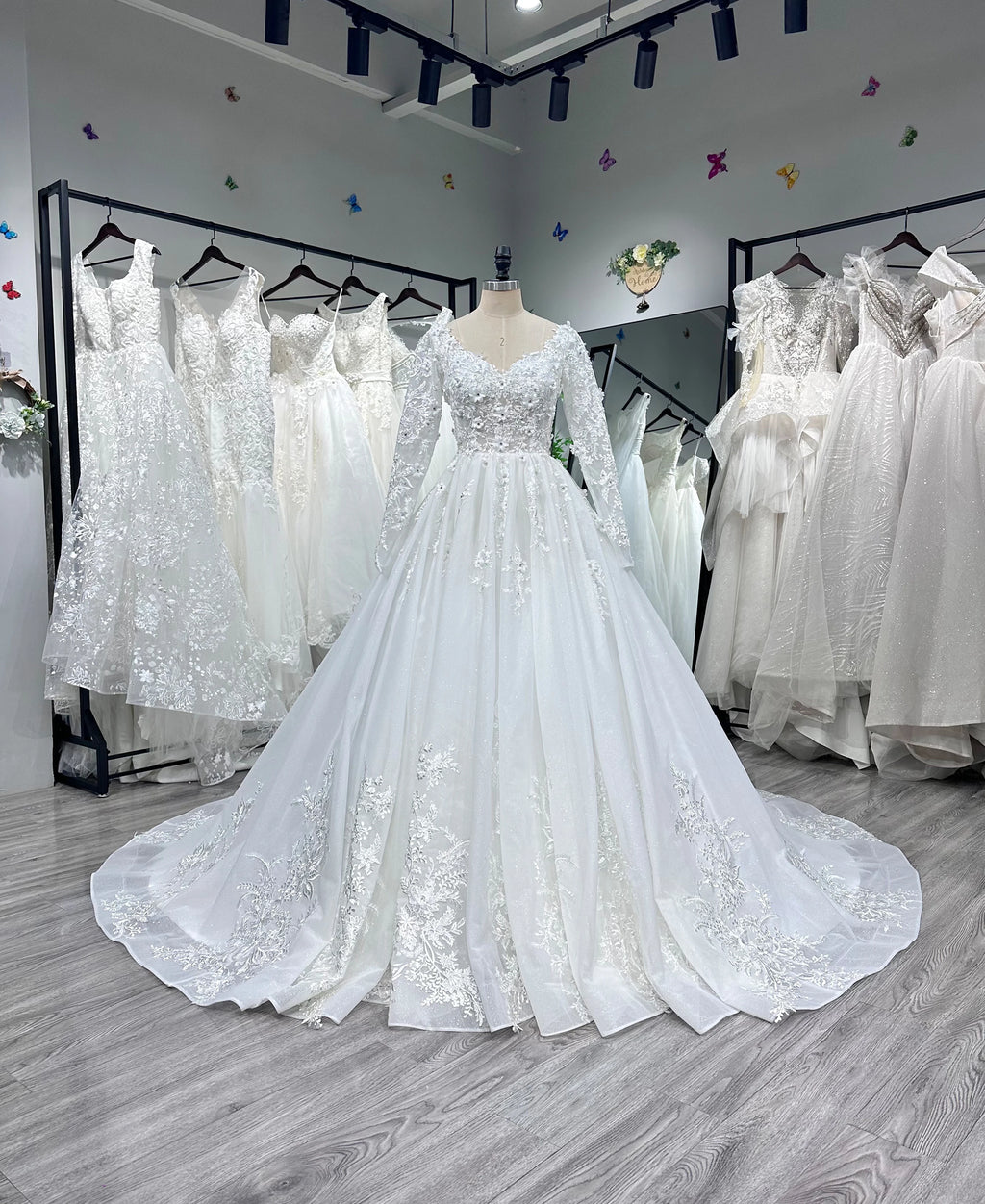 Robe de mariée scintillante, perles et fleurs 3D – CLEVI Paris
