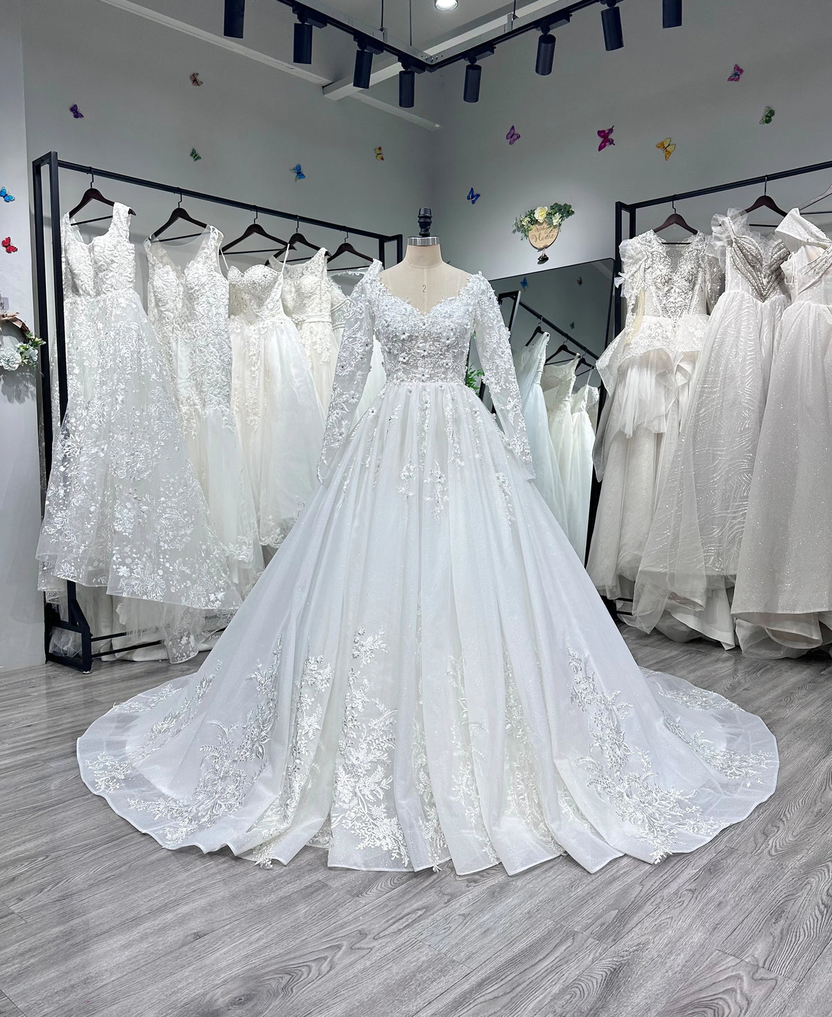 Robe de mariée princesse en tulle à fleurs – CLEVI Paris