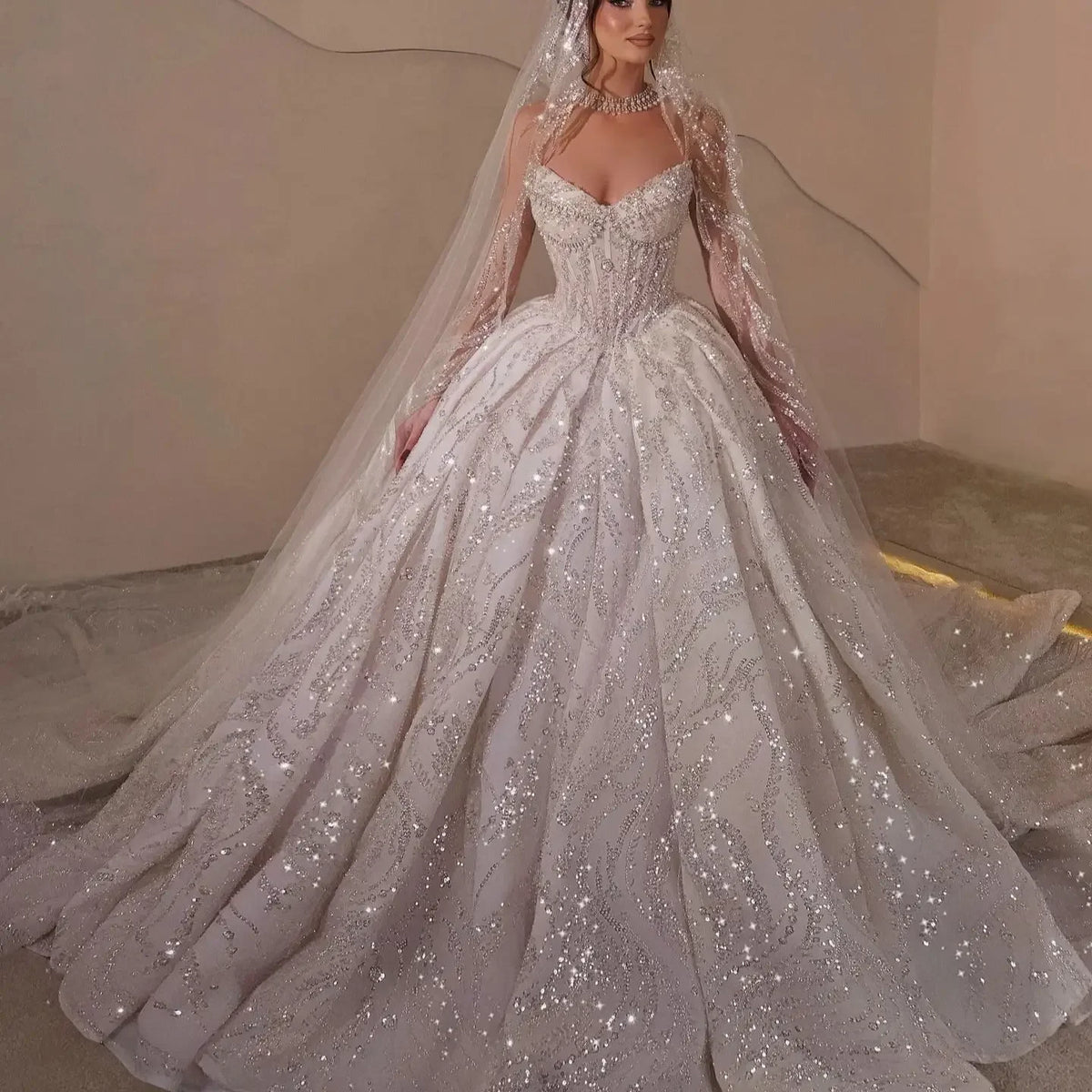 Robe de mariée satinée ligne A à col V – CLEVI Paris