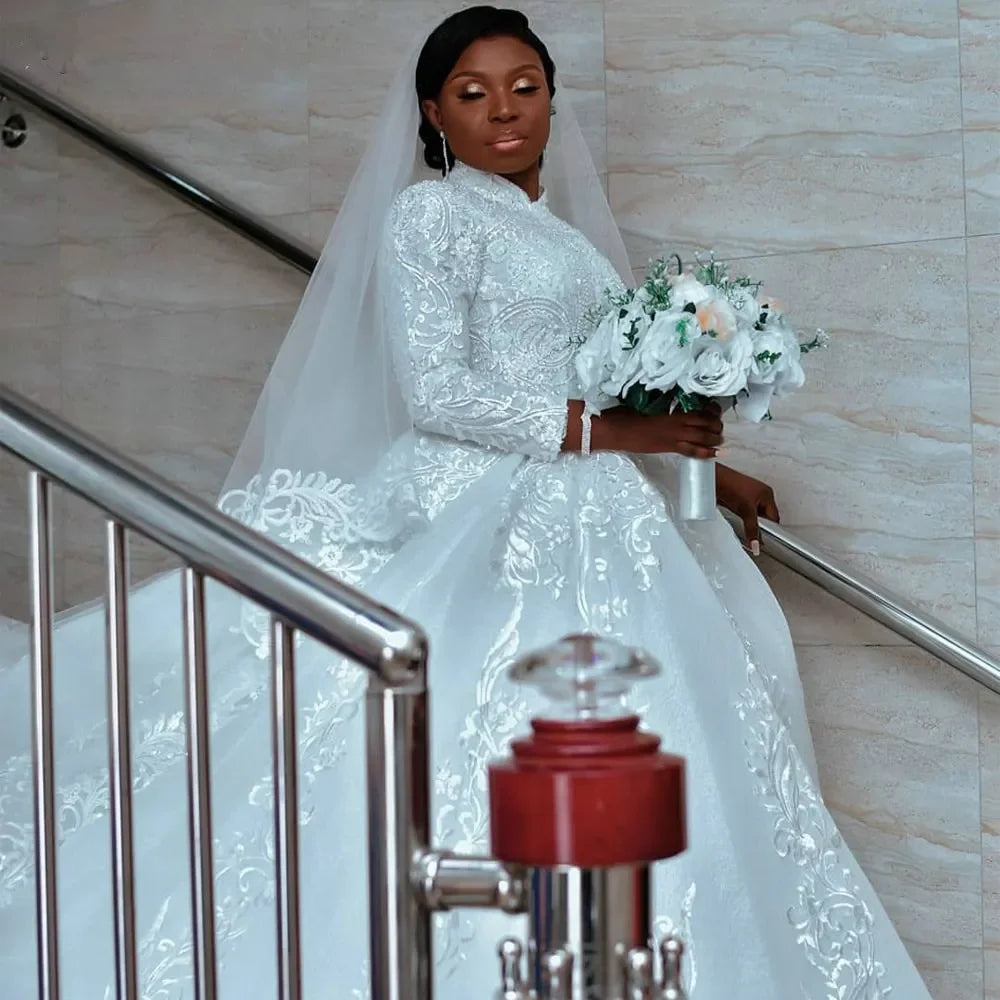 Robe de mariée en dentelle robe de bal à col rond – CLEVI Paris