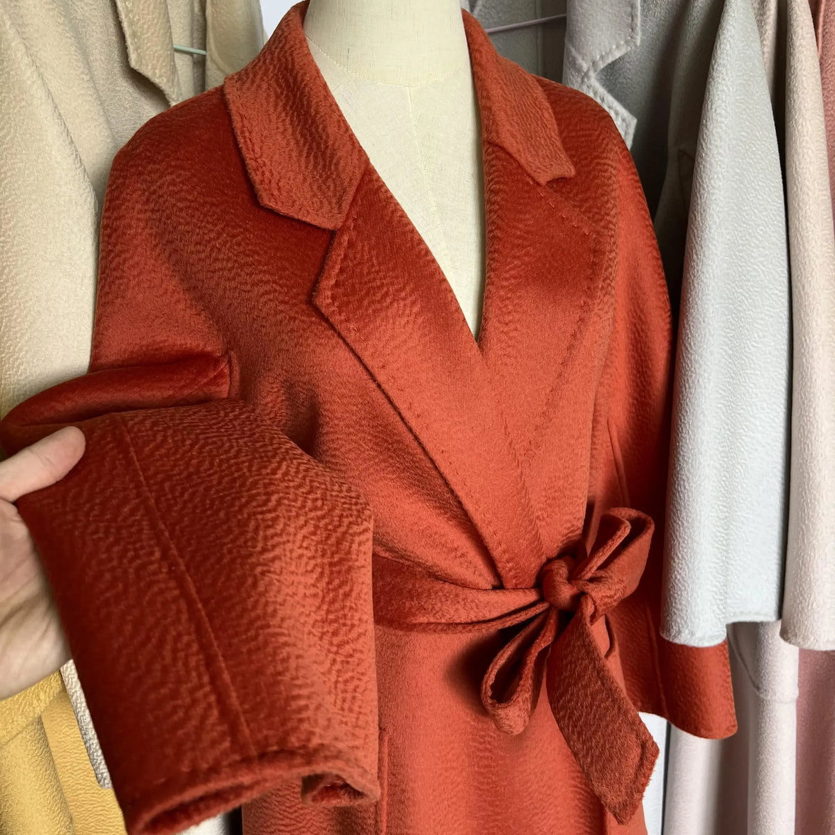 Manteau long femme en laine à revers – CLEVI Paris