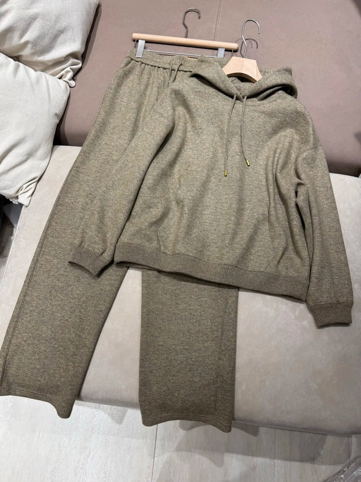 Ensemble femme en maille à capuche et pantalon – CLEVI Paris