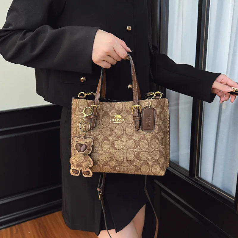 Mini Tote Bag Femme Monogramme & Breloque Ours Bandoulière Ajustable – CLEVI Paris
