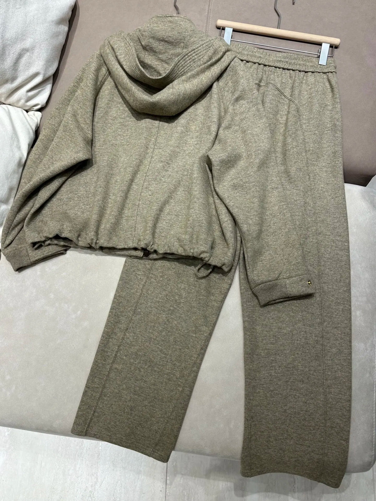 Ensemble femme veste à capuche et pantalon – CLEVI Paris