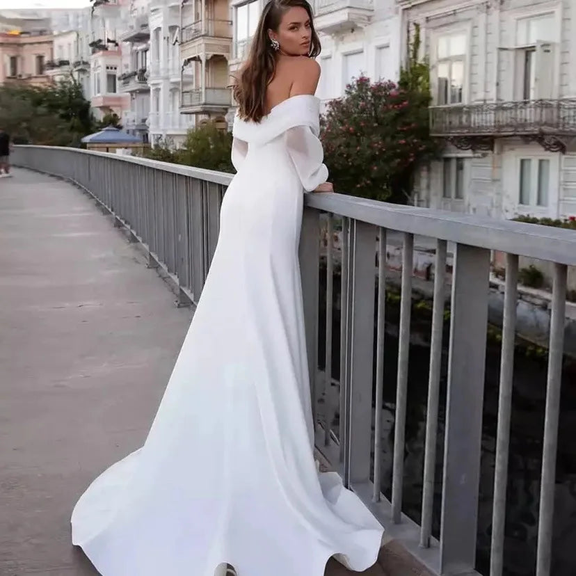 Robe de mariée sirène en satin, col V – CLEVI Paris