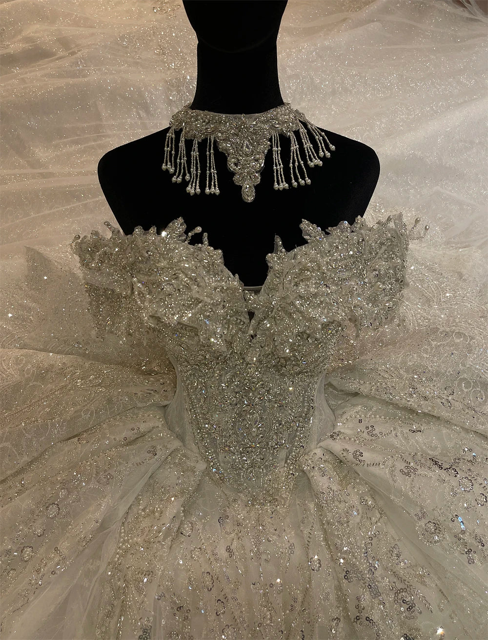 Robe de mariée fleurie à manches courtes – CLEVI Paris