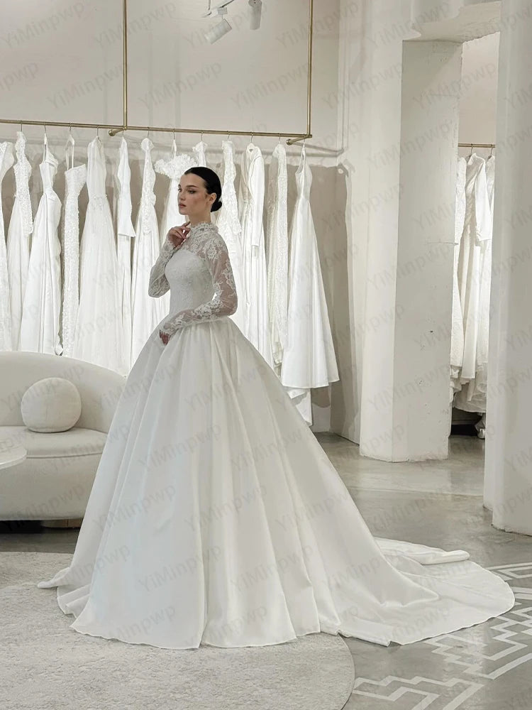 Robe de mariée en dentelle à col haut – CLEVI Paris
