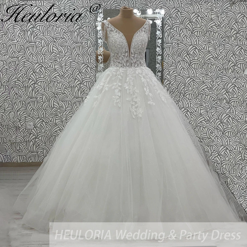 Robe de mariée ligne A en dentelle col en V – CLEVI Paris