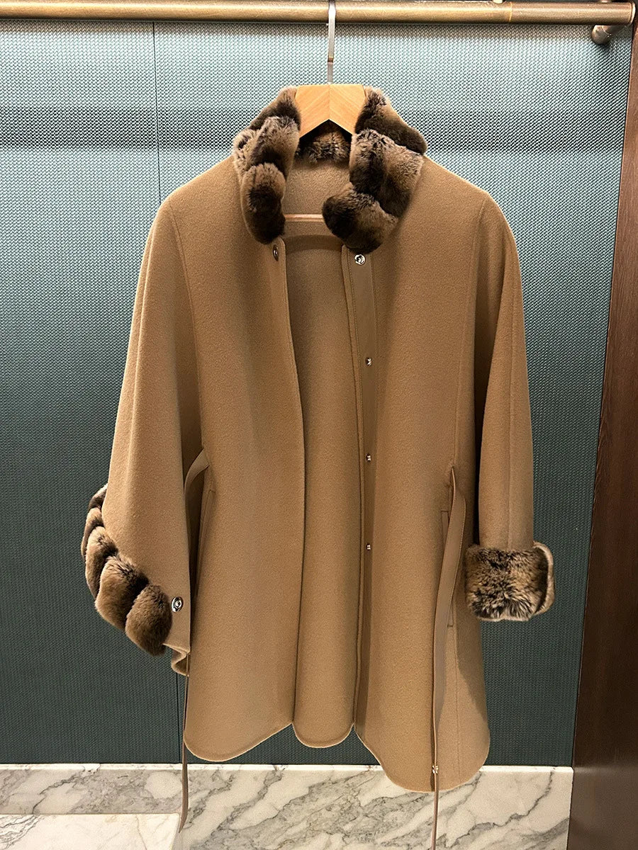 Manteau cape femme ceinturé à col duveteux – CLEVI Paris