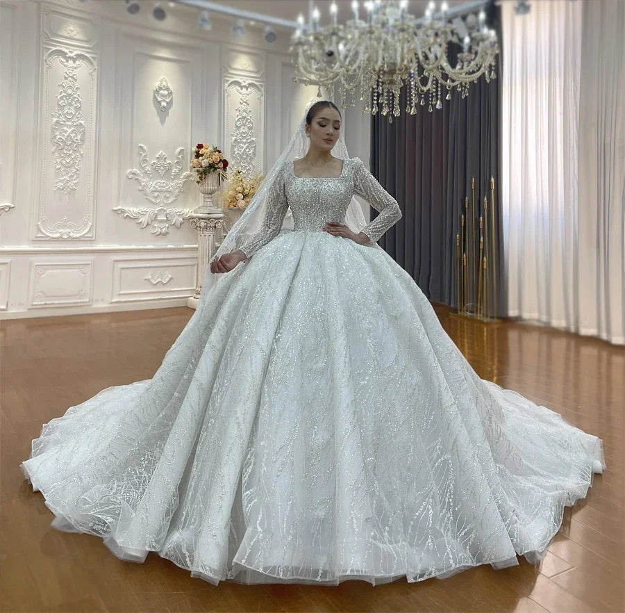 Robe de mariée perlée à col carré – CLEVI Paris