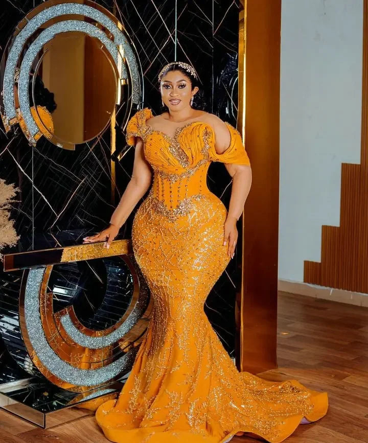 Robe sirène satinée dos nu à paillettes – CLEVI Paris