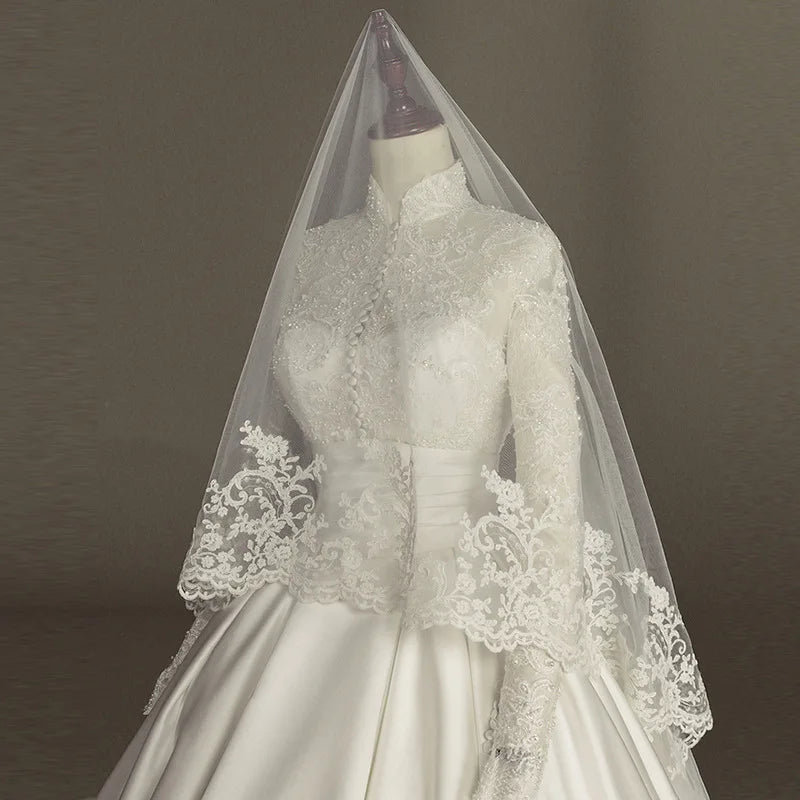 Robe de mariée satinée en dentelle brodée - CLEVI Paris