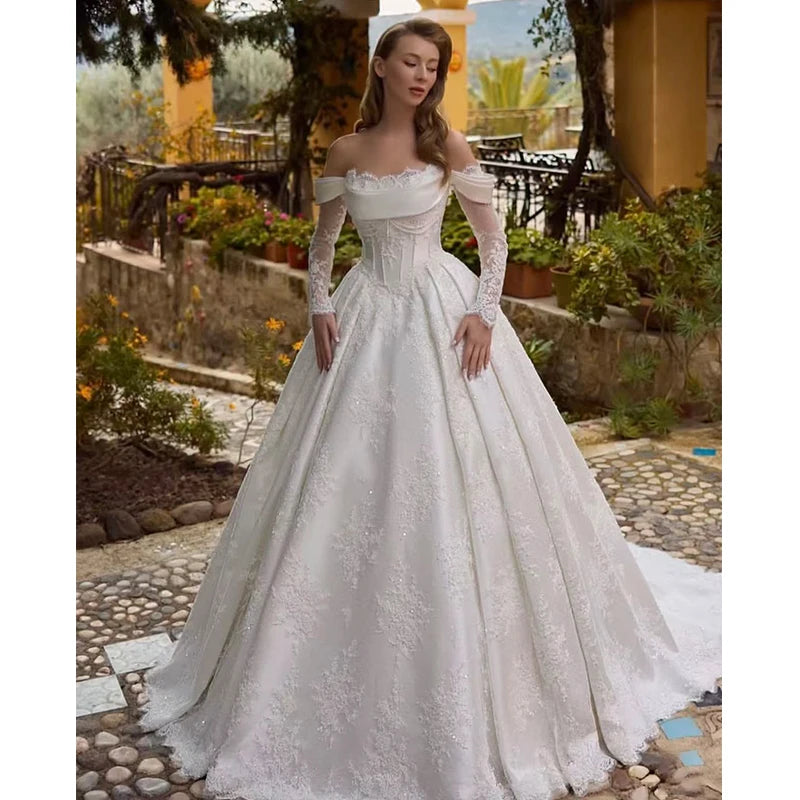 Robe de mariée princesse en satin à dentelle – CLEVI Paris