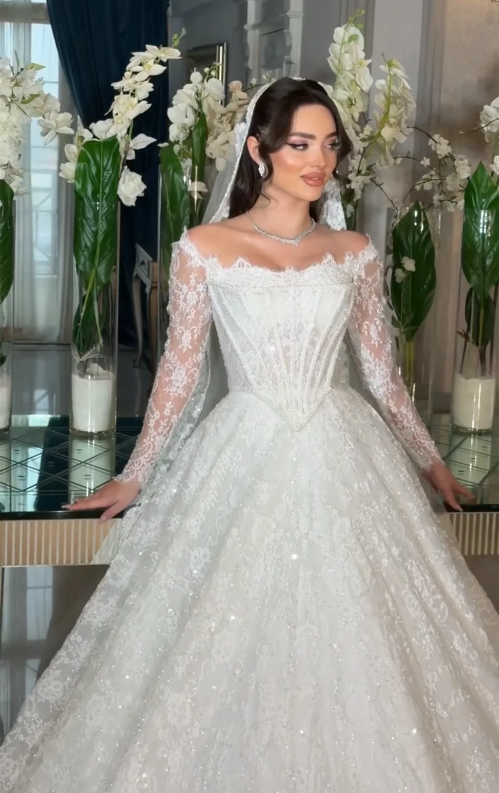 Robe de mariée plissée en dentelle – CLEVI Paris