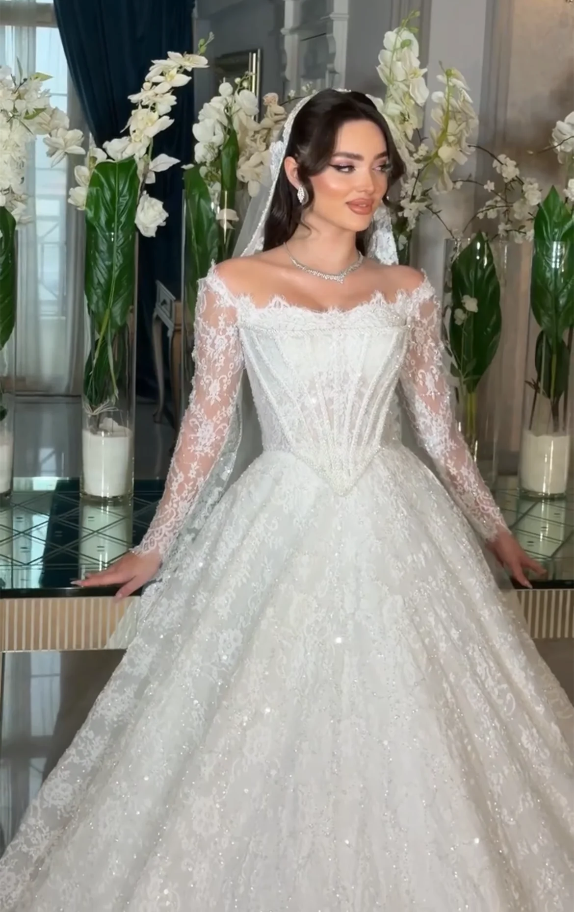 Robe de mariée plissée en dentelle – CLEVI Paris
