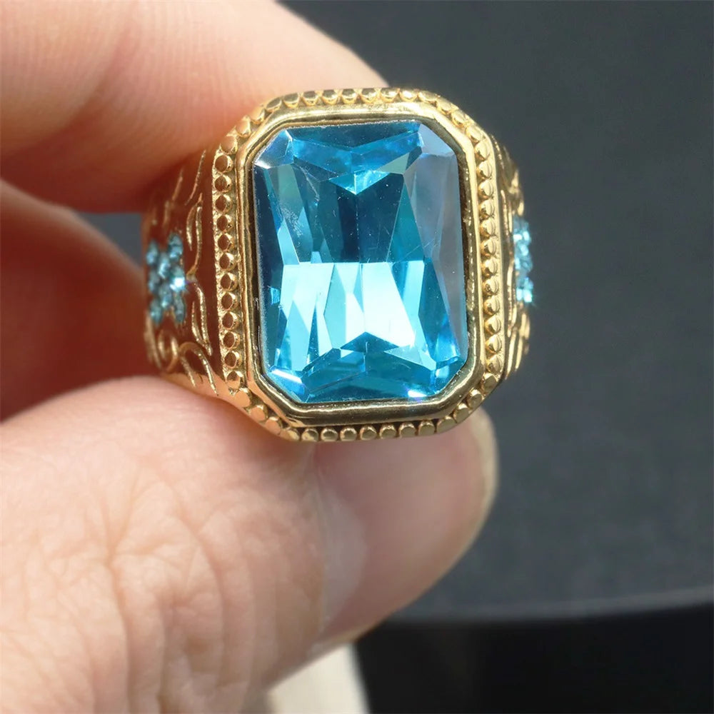 Bague homme carrée dorée en acier et zircon bleu – CLEVI Paris