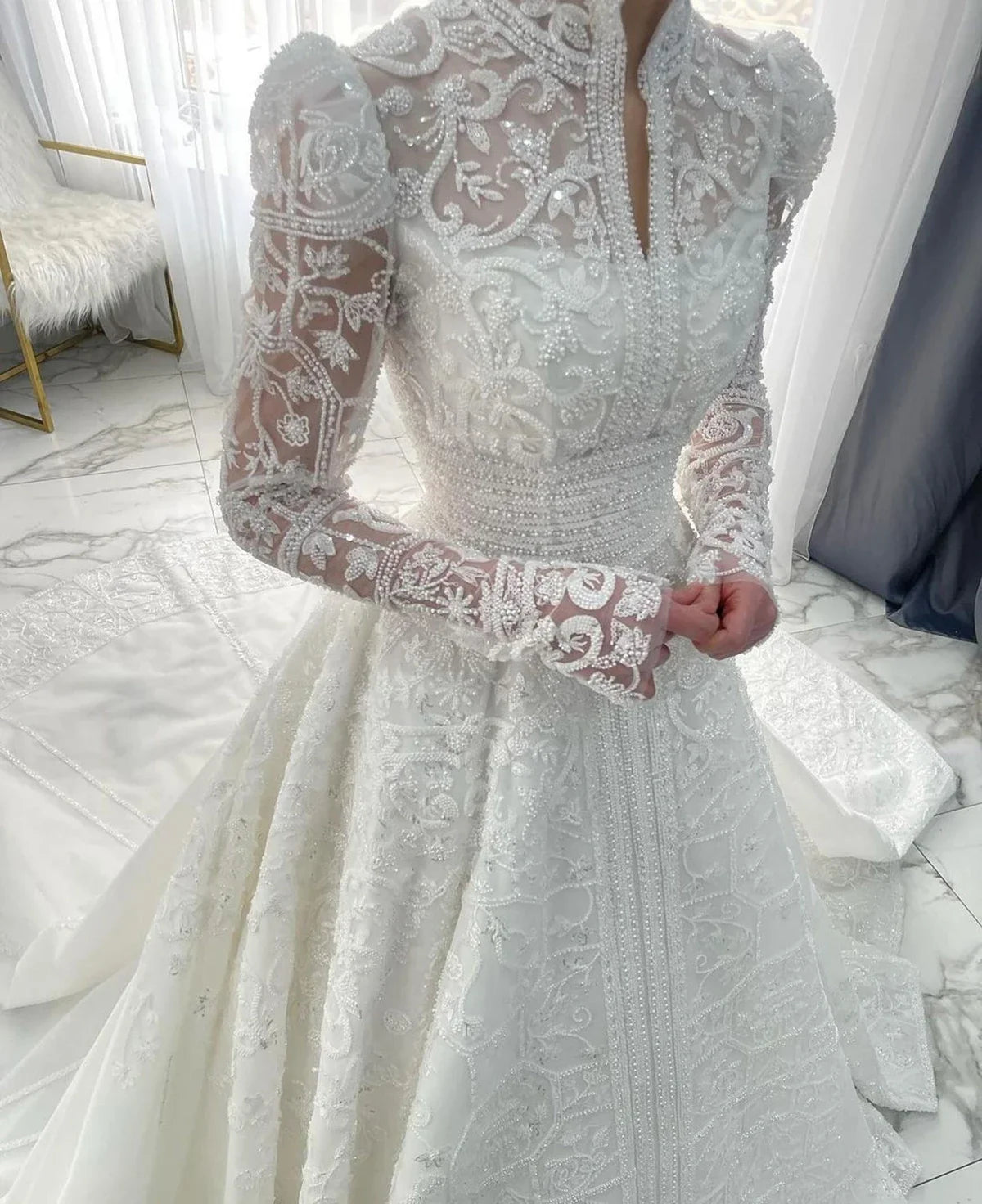 Robe de mariée en dentelle à col haut coupe A – CLEVI Paris