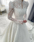 Robe de mariée en dentelle ligne A à col haut – CLEVI Paris