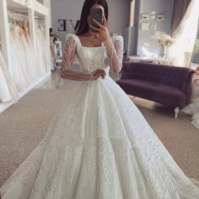 Robe de mariée scintillante à col carré – CLEVI Paris