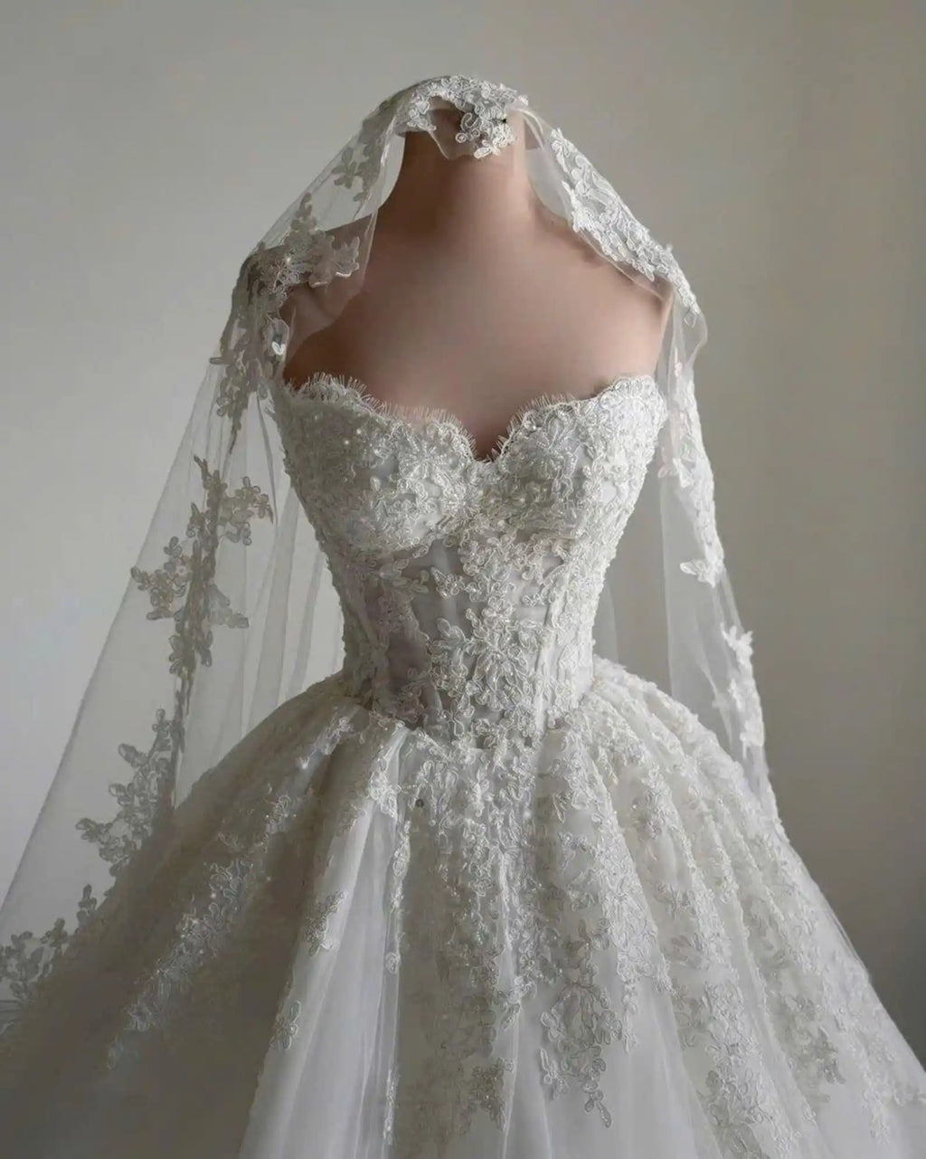 Robe de mariée ligne A en tulle épaules dénudées – CLEVI Paris