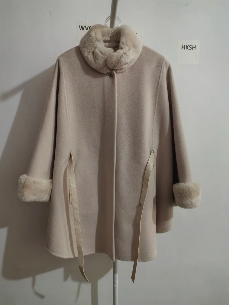 Manteau cape femme ceinturé, col effet fourrure – CLEVI Paris