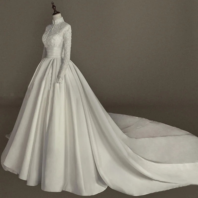 Robe de mariée satinée, dentelle et perles – CLEVI Paris