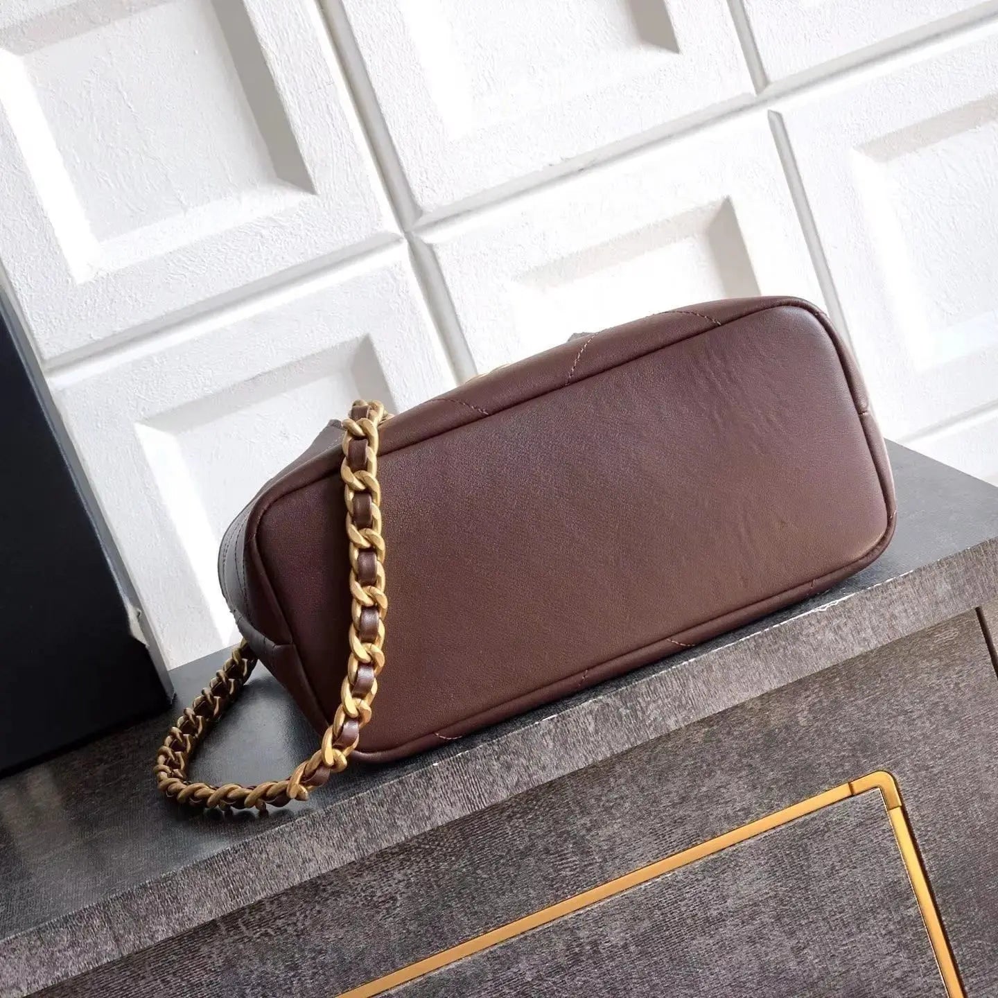 Sac à Main Femme Cuir Matelassé Marron Foncé Chaîne Dorée – CLEVI Paris