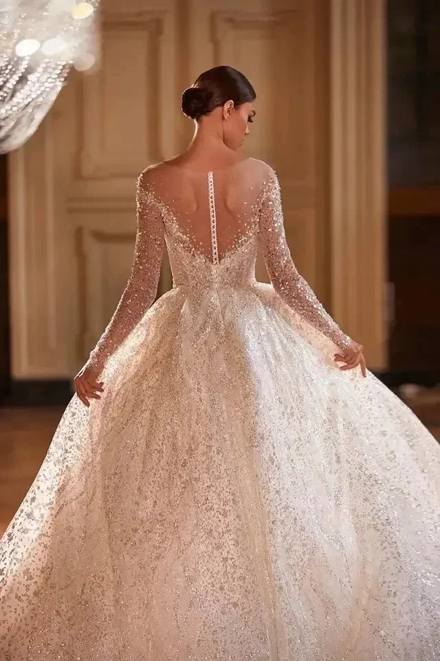 Robe de mariée en dentelle à encolure arrondie – CLEVI Paris