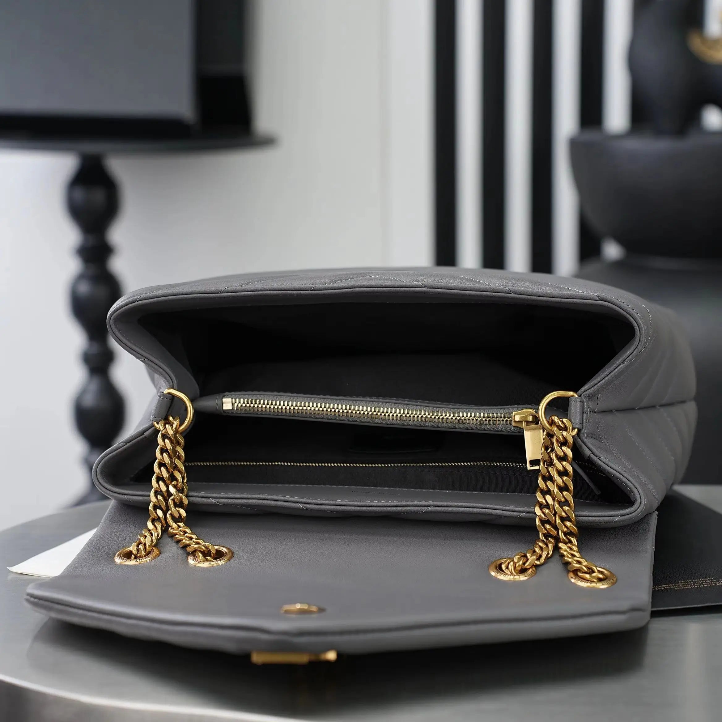 Sac Épaule Femme Matelassé Chevron Chaînes Dorées Trapèze – CLEVI Paris