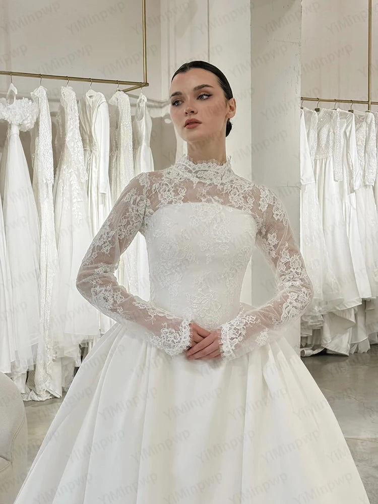 Robe de mariée en dentelle à col haut – CLEVI Paris