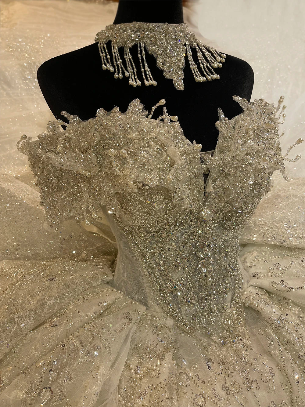 Robe de mariée fleurie à manches courtes – CLEVI Paris