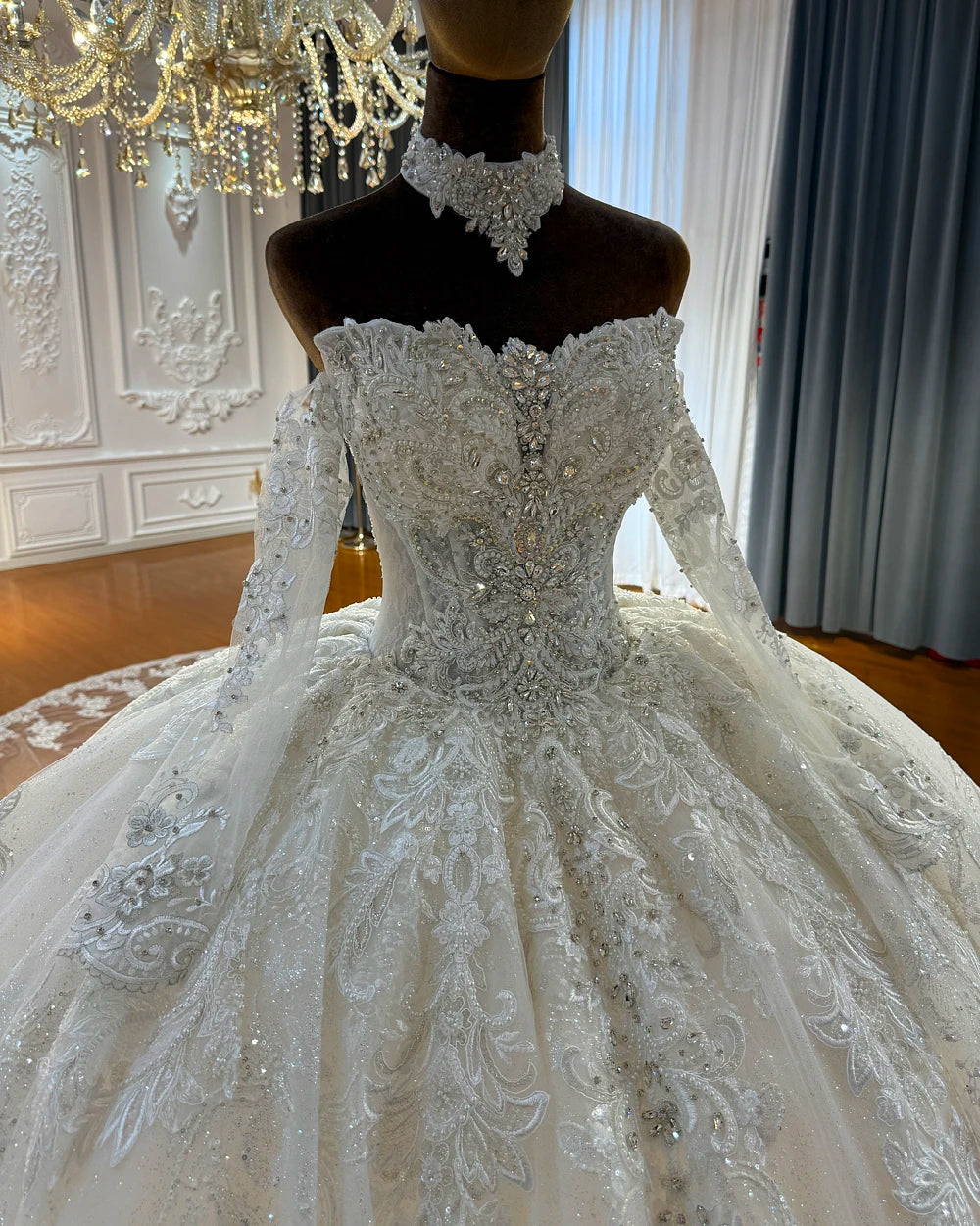Robe de mariée fleurie col bateau – CLEVI Paris